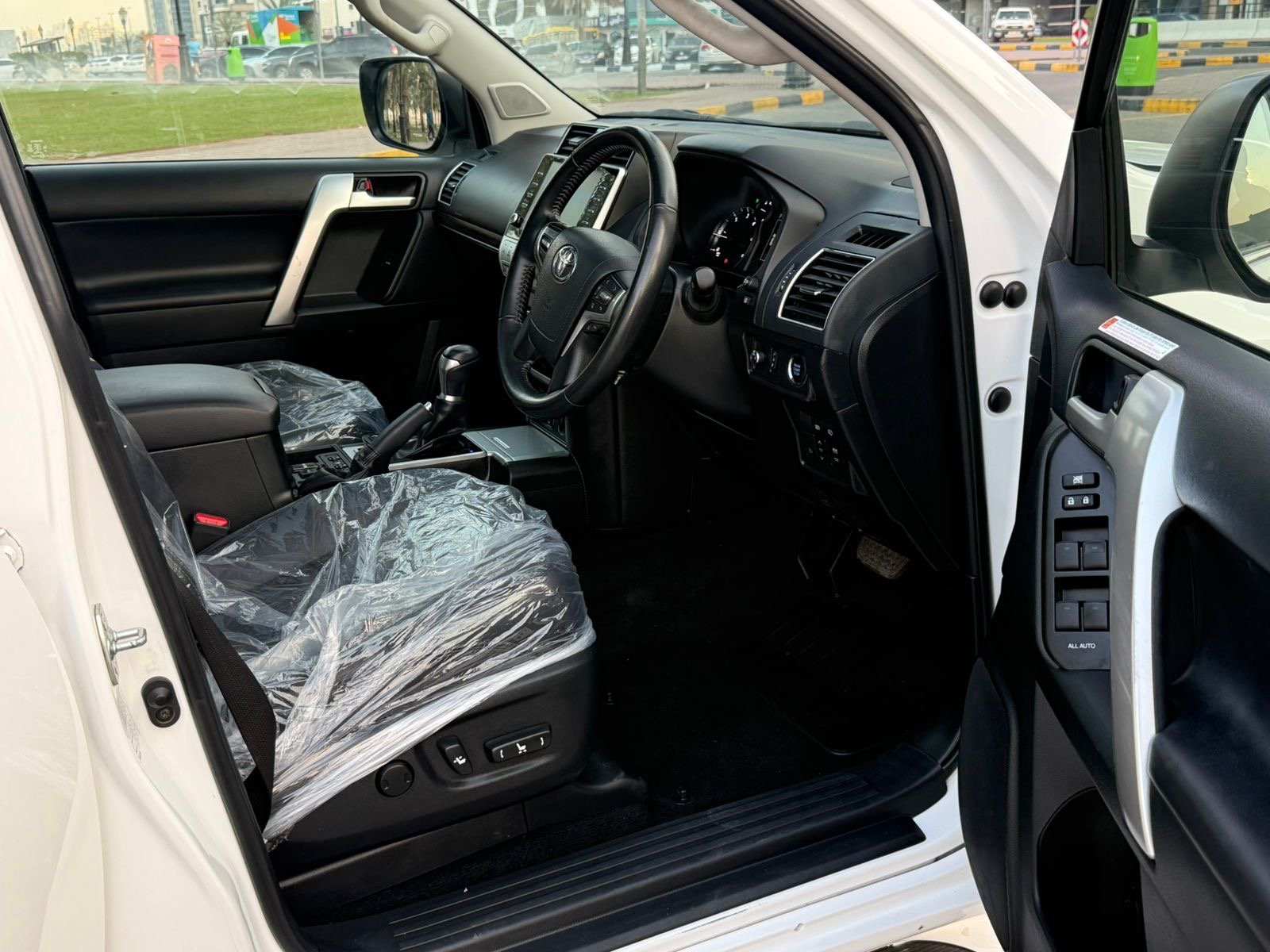 Land  Cruiser Prado VX 2022 White image